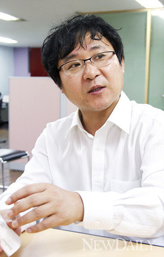 ▲ 뉴포커스 장진성 대표를 그의 사무실에서 만났다. 그의 사무실 입구에는 평양 위성 사진이 놓여있다. ⓒ 뉴데일리