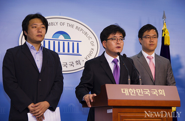 ▲ 통합진보당 새로나기 특별위원장인 박원석 의원이 18일 국회 정론관에서 새로나기 특위의 최종보고서를 발표하고 있다. ⓒ 뉴데일리