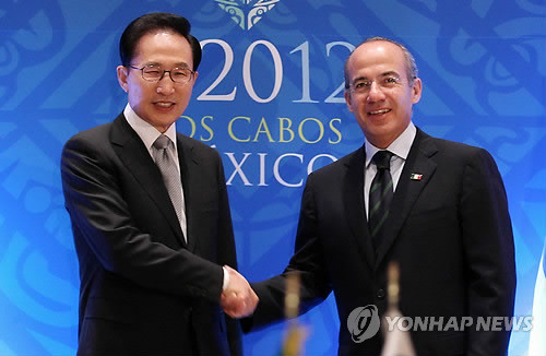 ▲ 이명박 대통령과 펠리페 칼데론 멕시코 대통령이 17일(현지시간) 로스카보스 피에스타 아메리카노에서 열린 한-멕시코 정상회담에서 악수하고 있다. ⓒ 연합뉴스