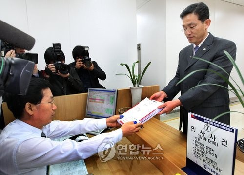 ▲ 지난 2008년 국방부 불온서적으로 지정된 책의 저자와 출판사들이 법원에 손해배상 청구 소장을 접수하는 모습.ⓒ 사진 연합뉴스