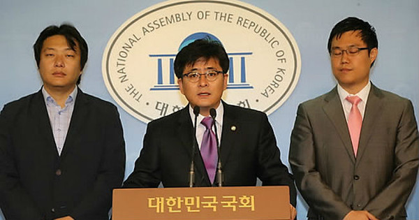 ▲ 통합진보당 새로나기 특별위원장인 박원석 의원이 18일 국회 정론관에서 새로나기 특위의 최종보고서를 발표하고 있다. ⓒ연합뉴스