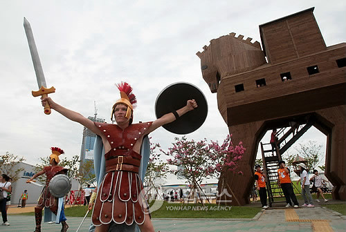 ▲ (인천=연합뉴스) 정묘정 기자 = 7일 오전 인천의 송도국제도시에서 80일간의 인천세계도시축전이 개막됐다. 세계문화의 거리에 있는 트로이목마 앞에서 그리스병사 복장을 한 외국인 연기자들이 퍼포먼스를 펼치고 있다.ⓒ