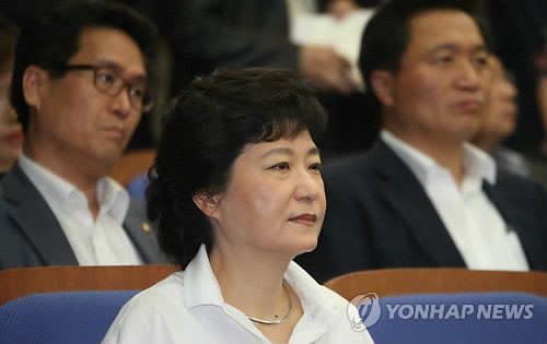 ▲ 새누리당 박근혜 전 대표가 19일 국회에서 열린 의원총회에 참석해 동료 의원의 발언을 경청하고 있다. ⓒ연합뉴스