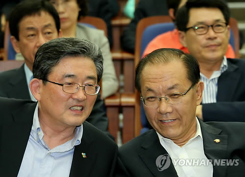 ▲ 새누리당 황우여 대표와 이한구 원내대표가 19일 국회에서 열린 의원총회에서 대화를 나누고 있다. ⓒ연합뉴스