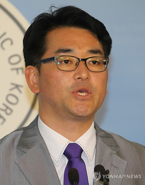 ▲ 새누리당 황우여 대표와 이한구 원내대표가 19일 국회에서 열린 의원총회에서 대화를 나누고 있다. ⓒ연합뉴스