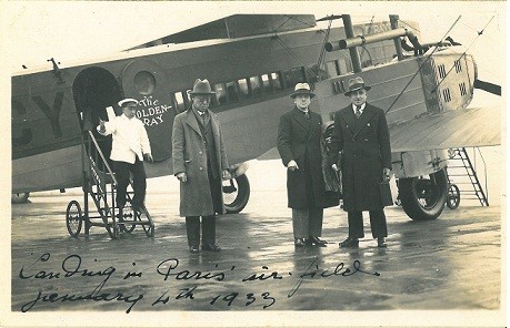 ▲ 런던에서 제네바로 가는 도중 파리비행장에 내린 이승만.(1933. 1. 4) 뒤에 보이는 비행기가 이승만이 평생 처음 타 본 비행기였다. 이래 글씨는 이승만의 친필이다.