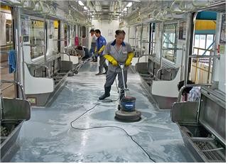 ▲ 지하철 공사직원들이 열차 내부를 소독하는 모습.ⓒ