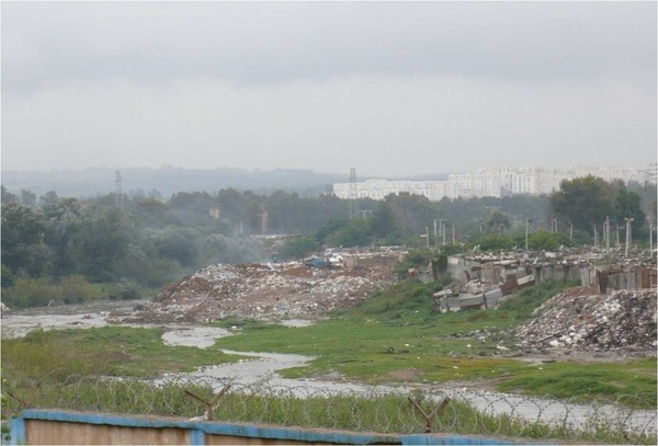 ▲ ⓒ쓰레기로 뒤덥힌 하천.