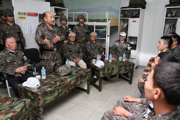 ▲ 정승조 합참의장이 6.25참전용사들과 함께 6사단을 찾아 장병들에게 