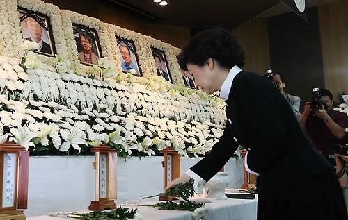 ▲ 새누리당 박근혜 전 대표가 20일 오전 서울 중구 서소문동 해외건설협회에 마련된 페루 헬기사고 희생자 합동분향소를 찾아 조문하고 있다. ⓒ 연합뉴스