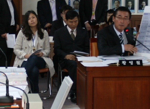 새누리당 황영철 의원이 발언하고 있는 모습을 지켜보는 이주희 보좌관(왼쪽)