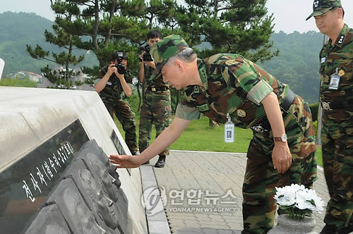 ▲ 2010년 7월9일 해군 제2함대 사령부를 방문한 한민구 합참의장이 9일 오전 연평해전 전적비를 참배하면서 참수리 357호 전사자 부조를 어루만지고 있다. ⓒ연합뉴스