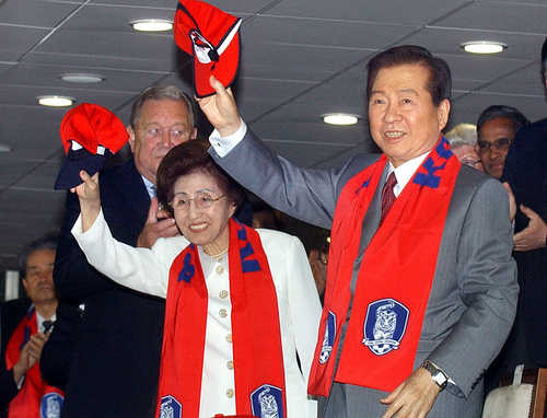 ▲ 김대중 전 대통령 내외가 2002년 한국과 독일의 월드컵 준결승전이 열린 서울 상암월드컵경기장을 방문, 관중들에게 인사하고 있는 모습. ⓒ 연합뉴스