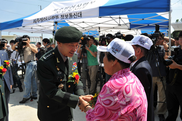 ▲ '나라사랑 보금자리' 준공식에서 김상기 육군참모총장이 김여준 옹 내외를 격려하고 있다.