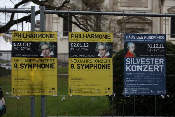 ▲ 베를린 공수 물자를 운송하는 항공기를 기다리는 서베를린 시민들ⓒ[Author=United States Air Force]