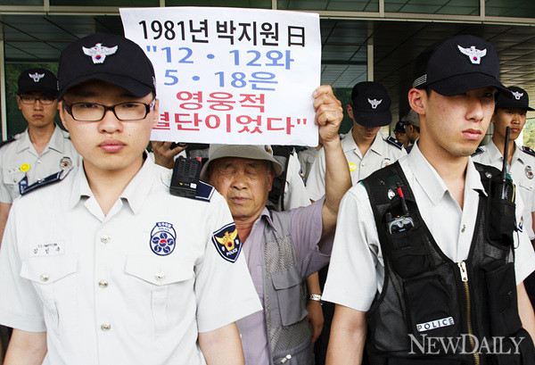 ▲ 대한민국어버이연합 등 우파단체 회원이 21일 오후 박지원 원내대표와 면담을 요구하며 국회 의원회관 진입을 시도하고 있다. ⓒ 양호상 기자