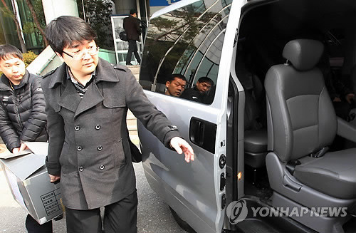 ▲ 지난 3월 7일 검찰이 유태명 광주 동구청장 집무실을 압수수색한 뒤, 압수물을 차에 싣고 있다.ⓒ 사진 연합뉴스