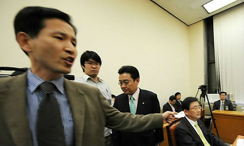 ▲ 2008년 12월13일 국회에서 열린 예산결산특별위원회 계수조정소위에서 민주당 우제창 간사가 이한구 위원장에게 항의한 뒤 회의실을 나가고 있다. ⓒ연합뉴스