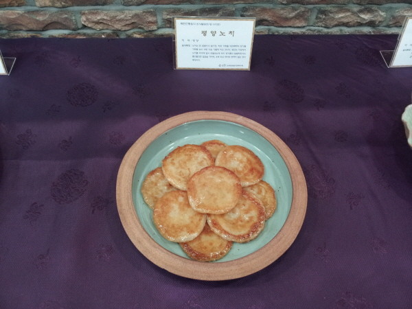 ▲ 평양노치 = 찹쌀이나 찰기장 차조 가루를 익반죽하여 엿기름가루를 넣고 삭힌 다음 기름에 지진 것 ⓒ 뉴데일리