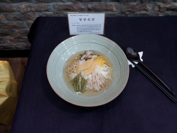 ▲ 평양온반 = 닭, 꿩 또는 쇠고기를 고아 우려내어 밥에 말아 먹는 장국밥의 일종 ⓒ 뉴데일리