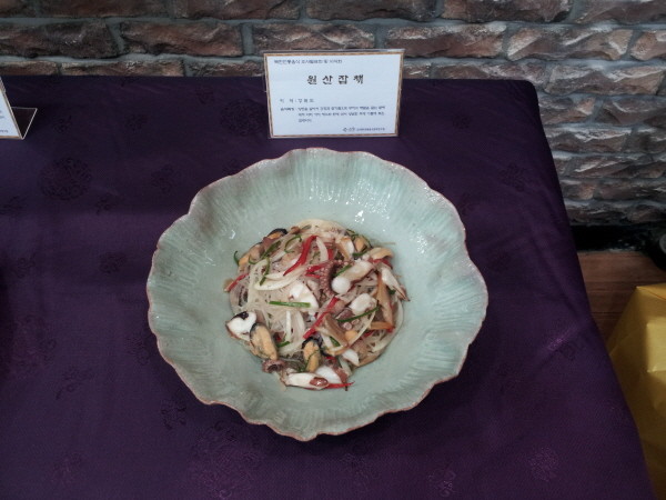 ▲ 원산잡채 = 당면은 삶아서 간장과 참기름으로 무치고 해물을 끓는 물에 살짝 데친 후에 여러가지 채소와 한데 섞어 양념하여 기름에 볶은 잡채 ⓒ 뉴데일리