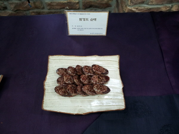 ▲ 함경도 순대 = 돼지 대창 속에 돼지 선지, 찹쌀, 배추 우거지, 숙주, 배추 잎 등을 버무려 속을 채운 후에 찜통에 쪄서 만든 순대 ⓒ 뉴데일리