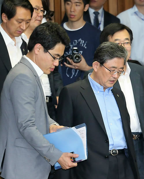 ▲ 새누리당 이한구 원내대표를 비롯한 지도부가 22일 국회에서 주요당직자 회의에 참석하고 있다. ⓒ연합뉴스