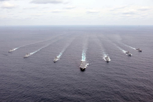 ▲ 훈련 중인 제7기동전단의 모습. 중앙이 독도함, 그 옆으로 이지스 구축함, 한국형 구축함 등이 보인다.