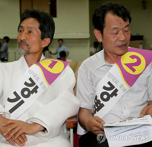 ▲ 통합진보당 당 대표에 출마한 강기갑, 강병기 후보가 21일 서울시 관악구민회관 강당에서 열린 합동연설회에서 나란히 앉아 있다. ⓒ연합뉴스