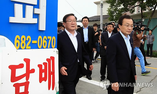 ▲ 금강산 관광중단 피해현황 등을 파악하기 위해 22일 당 지도부와 함께 강원 고성군을 방문한 이해찬 민주통합당 대표가 군청 대회의실에서 최고위원회의와 주민 및 기업인 간담회를 잇달아 개최한 후 동해안 최북단 마을인 현내면 명파리 마을을 찾아 주변을 돌아보고 있다. ⓒ 연합뉴스