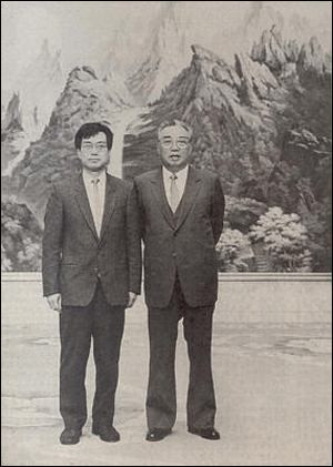 ▲ 북한에서 김일성과 함께 선 송두율.(자료사진)