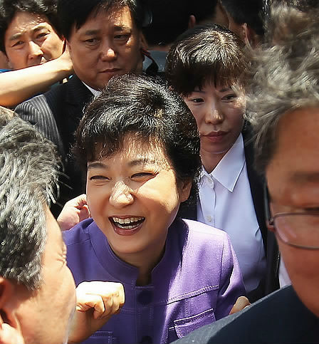 ▲ 지난 5월4일 새누리당 박근혜 비상대책위원장이 대구 중구 남성로 약령시에서 열리고 있는 대구약령시한방문화축제현장을 방문해 시민들과 인사를 나누고 있다. ⓒ연합뉴스