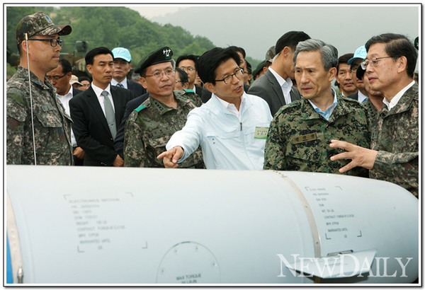 ▲ 김문수 경기도지사가 22일 경기도 포천시 승진훈련장에서 열린 '한미 연합 통합화력훈련'이 끝난 후 김황식 국무총리,김관진 국방장관등과 전시장비를 둘러보고 있다. ⓒ 뉴데일리