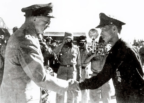 ▲ 1952년 7월 美5공군 사령관 그렌 바커스 중장이 윤응렬 당시 공군소위에게 훈장을 수여하는 모습. 윤 소위는 미쉘 위의 할아버지와 함께 참전했다. 사진 속 '전쟁영웅'은 운이 좋은 편이다. 하지만 많은 '전쟁영웅'들이 기록오기 등으로 훈장을 받지 못한 채 불우한 생을 살고 있다고 한다.