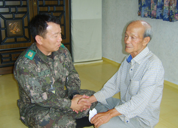 ▲ 홍성태 면대장이 최근 찾은 '무공훈장 주인' 김도현 옹과 이야기를 나누고 있다.
