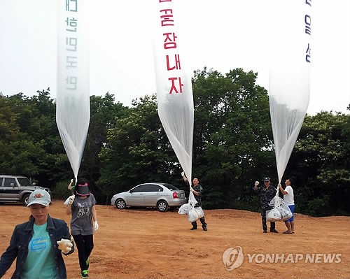 ▲ 북한으로 날아가는 전단. 탈북자 조명철 씨와 무단방북했던 임수경 씨의 컬러사진이 보인다. ⓒ 자유북한운동연합