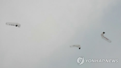 ▲ 북한으로 날아가는 전단. 탈북자 조명철 씨와 무단방북했던 임수경 씨의 컬러사진이 보인다. ⓒ 자유북한운동연합