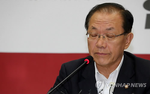 ▲ 새누리당 황우여 대표가 25일 국회에서 열린 최고위원회의에서 발언 도중 눈을 감고 있다.ⓒ 연합뉴스