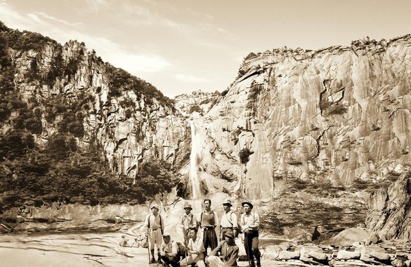 ▲ ⓒ1940년 초 창업초기 금강산에서 직원들과 함께한 아산 정주영.