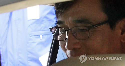 ▲ 통합진보당 유시민 전 공동대표가 29일 오전 과천시 중앙선거관리위원회에서 비례대표 후보 사퇴서를 제출한 후 선관위를 떠나고 있다. 2012.5.29 ⓒ 연합뉴스