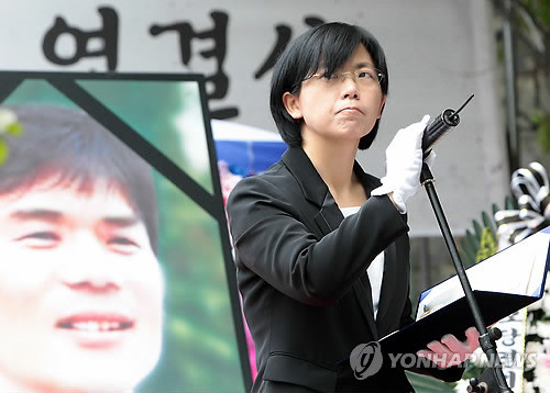 ▲ 통합진보당 유시민 전 공동대표가 29일 오전 과천시 중앙선거관리위원회에서 비례대표 후보 사퇴서를 제출한 후 선관위를 떠나고 있다. 2012.5.29 ⓒ 연합뉴스