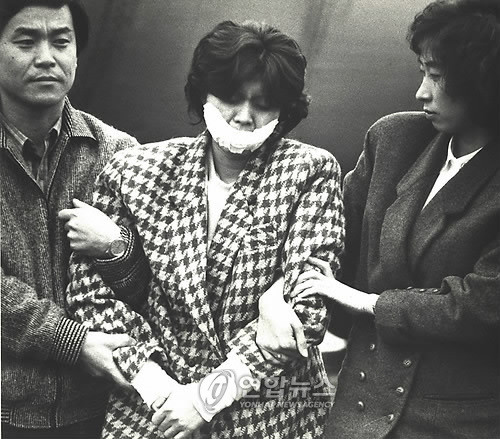 ▲ 대한항공 858기 폭파후 체포돼 87년 12월 15일 김포공항에서 압송되는 김현희. ⓒ연합뉴스
