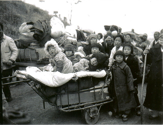 ▲ 1951년 1월5일, 1.4 후퇴 당시 서울을 떠나 남쪽으로 향하는 피난민의 행렬 ⓒ연합뉴스