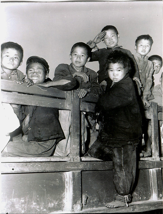 ▲ 1950년 11월2일, 전쟁 고아들이 트럭으로 실려와 서울의 한 고아원에 내리는 모습 ⓒ연합뉴스