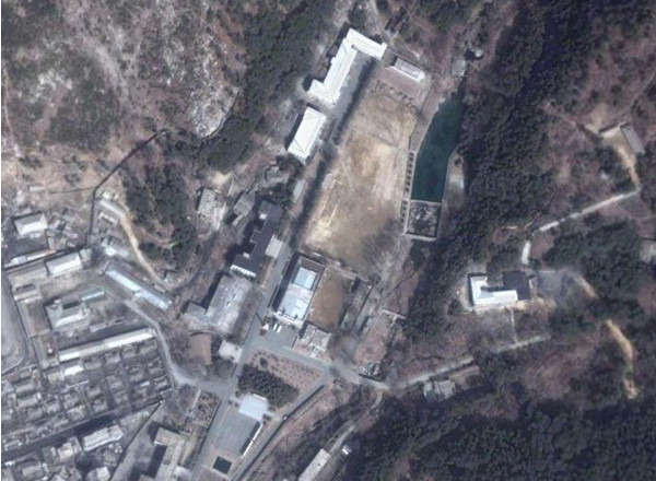 ▲ 상업용 인공위성으로 촬영한 북한 4군단 지휘소 일대의 모습. 북한군 4군단은 예하에 6개 사단을 거느린 거대조직이다.