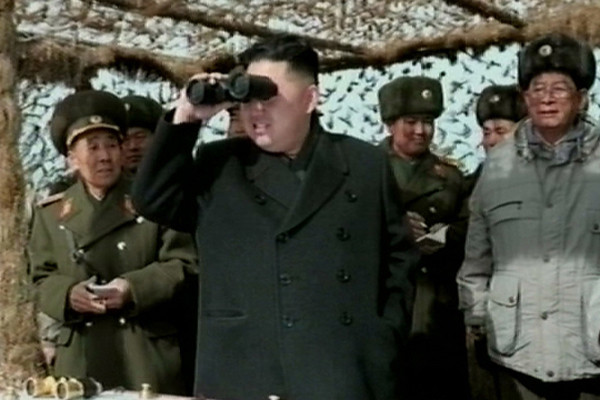 ▲ 4군단 전방지역을 시찰 중인 김정은. 김정일은 김정은을 4군단으로 보내 '포격술 교육'을 시켰다는 주장도 있다.