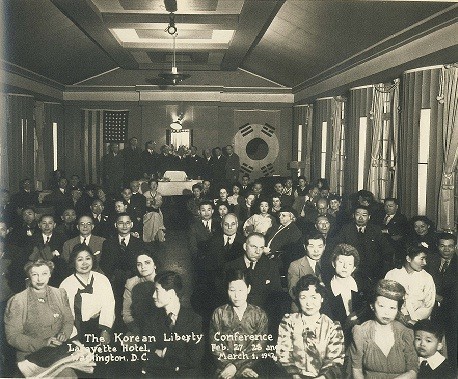 ▲ 1942년 2월 27일부터 3월 1일까지 워싱턴 D. C.의 호텔 라파예트에서 개최되었던 ‘한인자유대회’ 참석자들의 기념사진, 이승만은 맨 뒷줄 중앙에 서있다. 같은 줄 왼쪽 끝에 서재필 그리고 오른쪽에서 세 번째로 헐벗이 보인다. 앞줄 왼쪽 첫 번째 여성은 중국에서 온 선교사 피치 부인이고 한 사람 건너가 프란체스카 여사이다.