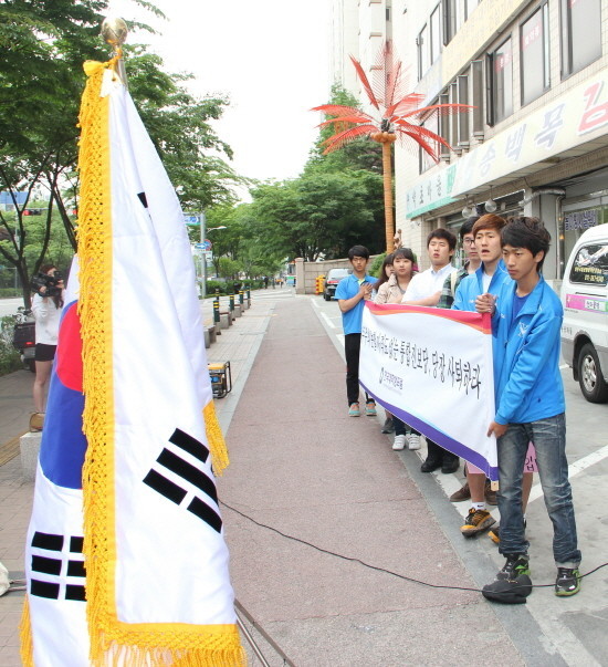 ▲ 2012.05.11 한국대학생포럼 회원들이 통합진보당 당사 앞에서 국기에 대한 경례를 하고 있다. ⓒ 뉴데일리