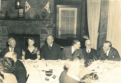 ▲ 오하이오주 애쉬랜드에서 임정승인 촉구 캠페인을 벌이기 위해 모인 이승만과 한미협의회 이사들. 왼쪽 끝부터 이승만, 한미협의회 애쉬랜드 지회장 메이어스 부인, 변호사 스태거스, 아메리칸대학 총장 더글라스, 허버트, INS 통신사 기자 윌리엄즈.