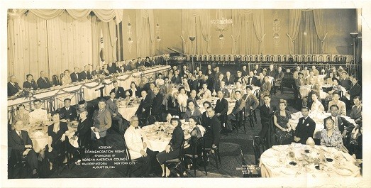 ▲ 한미협의회가 임정승인을 촉구하기 위해 1944년 8월 29일 뉴욕의 아스토리아 호텔에 마련한 만찬회 광경. 왼쪽 높은 자리의 왼쪽 끝에서 두 번째가 이원순의 부인 이 매리 여사. 한 사람 건너가 프란체스카 여사, 그리고 두 사람 건너가 이승만 박사이다. 아래에 위치한 여러 테이블 중 왼쪽에서 두 번째 테이블의 왼쪽 끝에 자리 잡은 동양청년이 한표욱 박사이다.